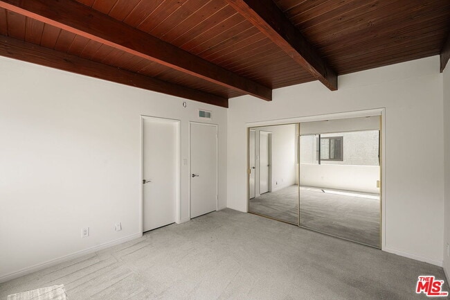 Building Photo - 1805 S Barrington Ave