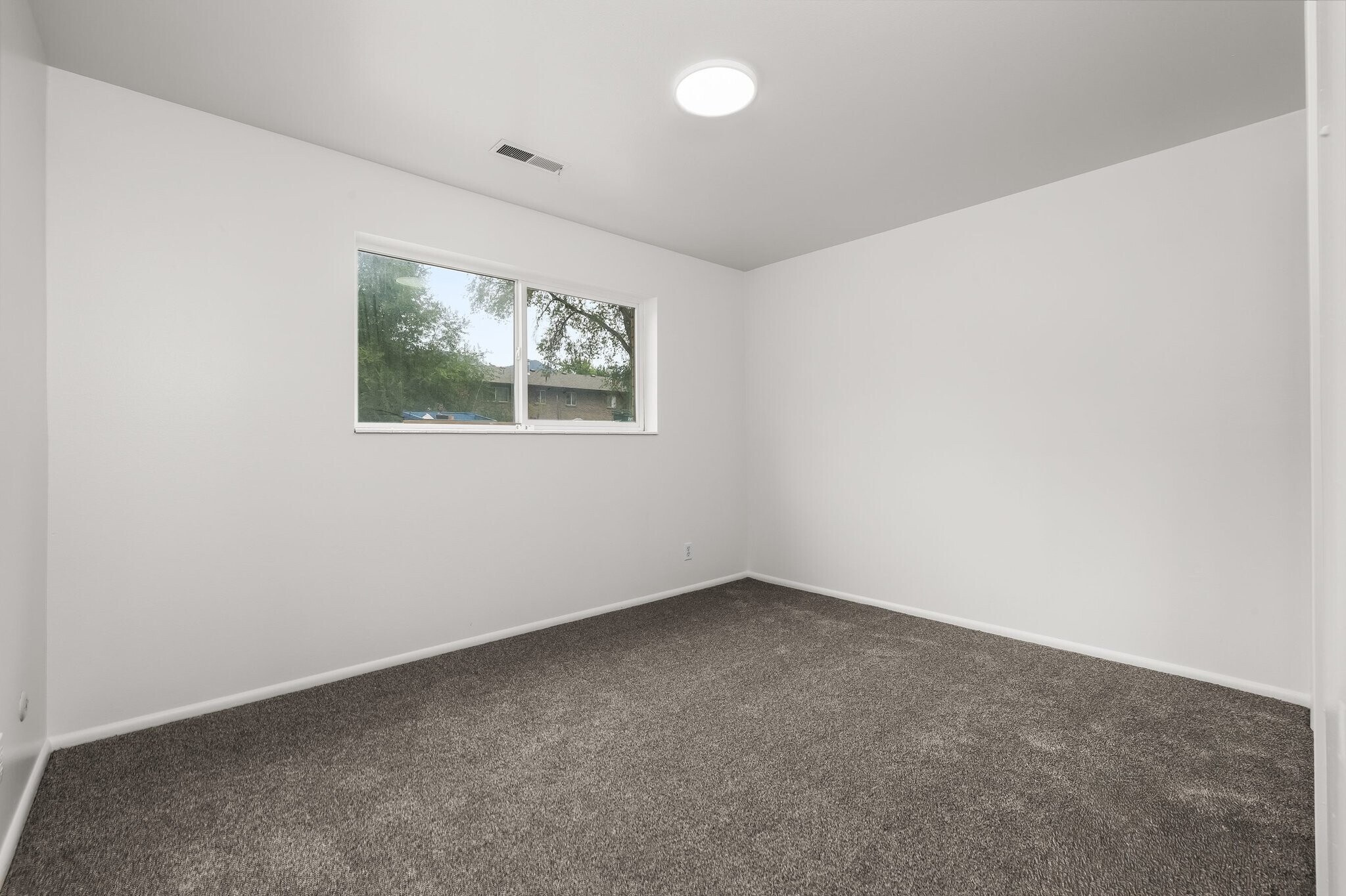 Building Photo - 1069 S 80 E