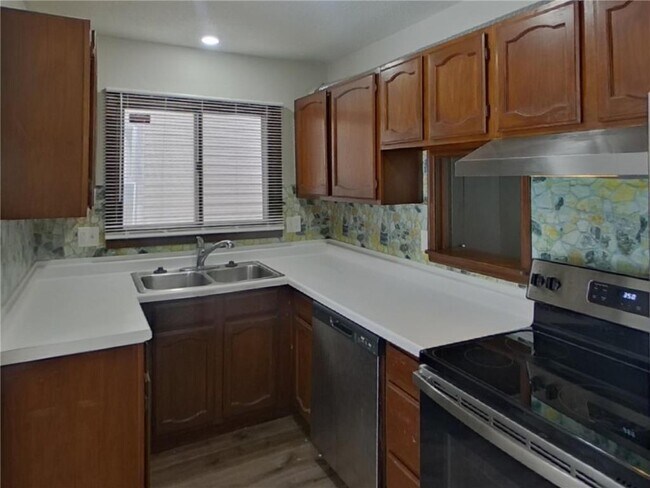 Building Photo - 1000 Concordia Ave