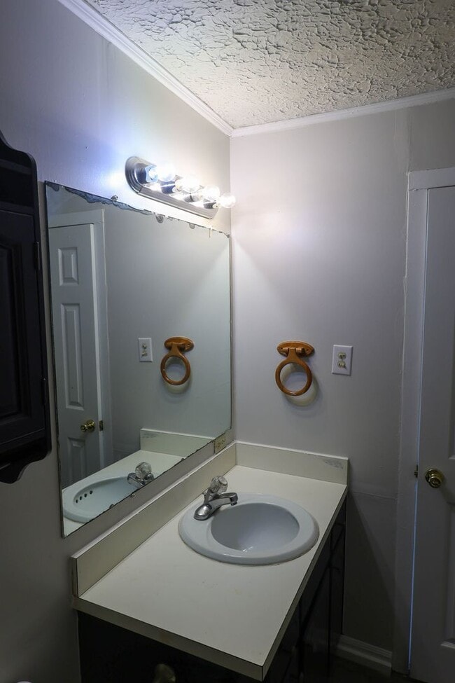 Building Photo - Charming 3 Bedroom Brick Home