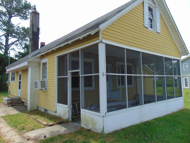 Building Photo - Water-Front Living