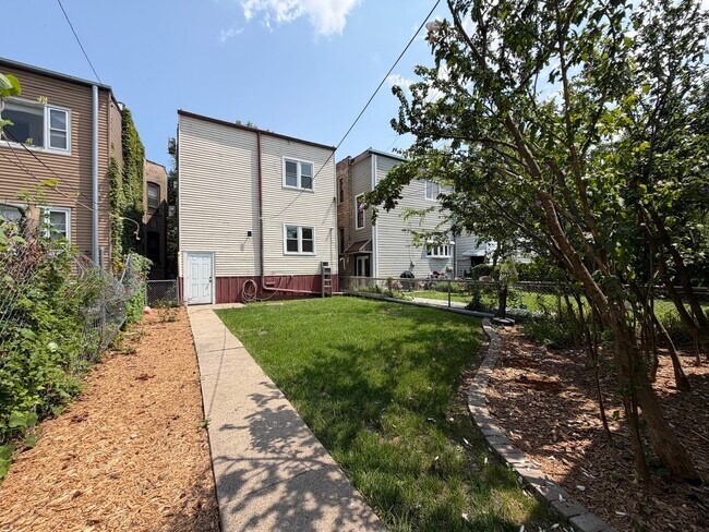 Building Photo - 2036 N Sawyer Ave