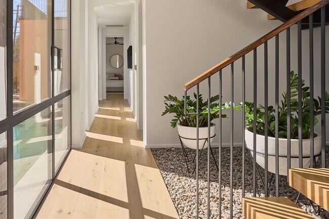 Building Photo - 2305 Westoak Dr