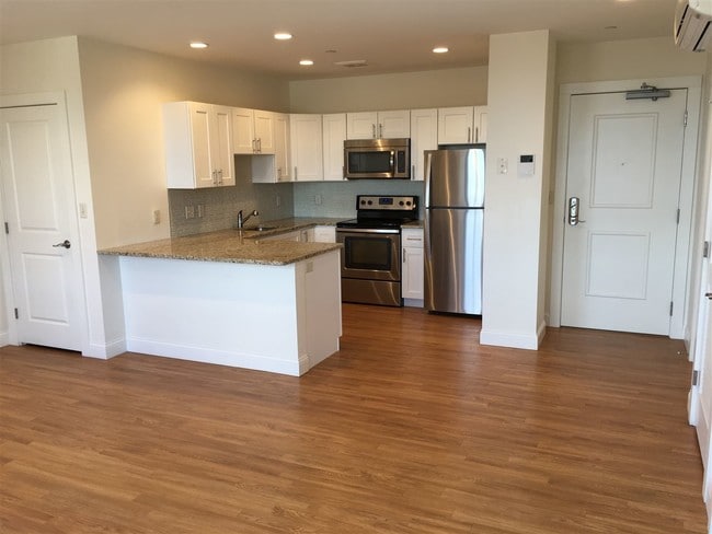 Building Photo - 875 Elm St