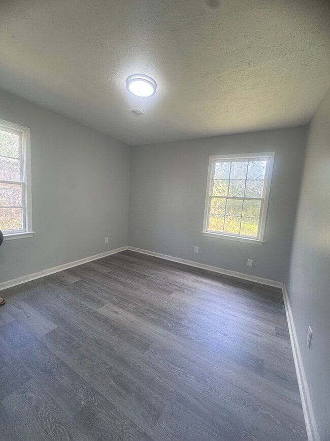 Building Photo - Newly Renovated Virginia Loop Road Home