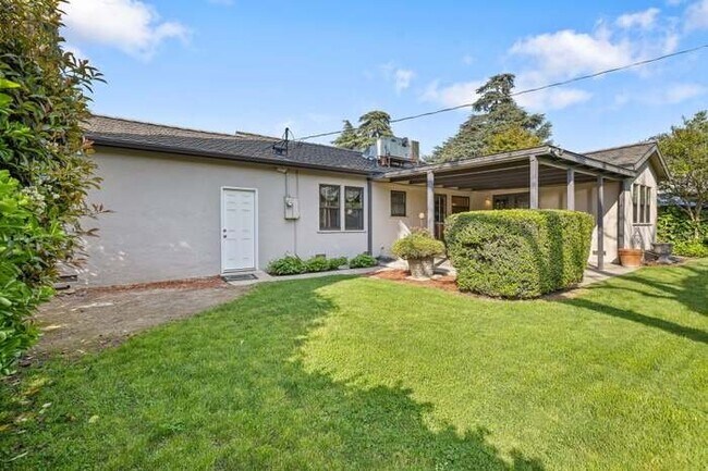 Building Photo - 1703 W Kaweah Ave