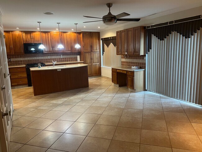 Kitchen-Family Room - 1554 Willow Pond Dr