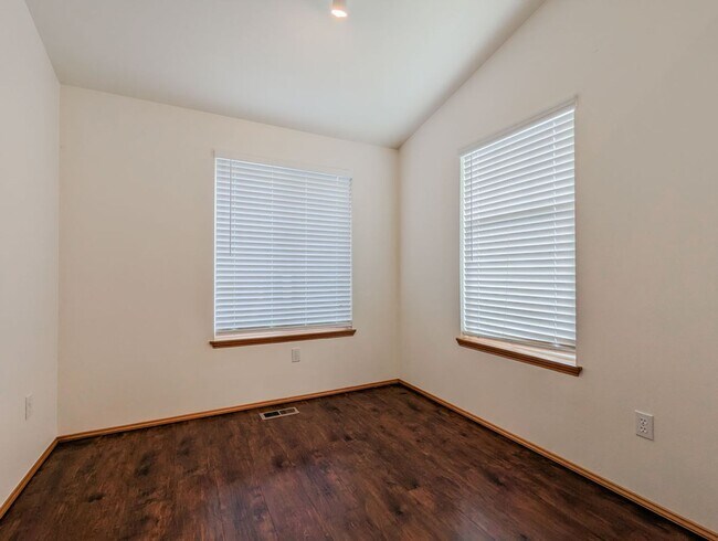 Building Photo - Beautiful 3 bed, 2 bath Rambler with fully...