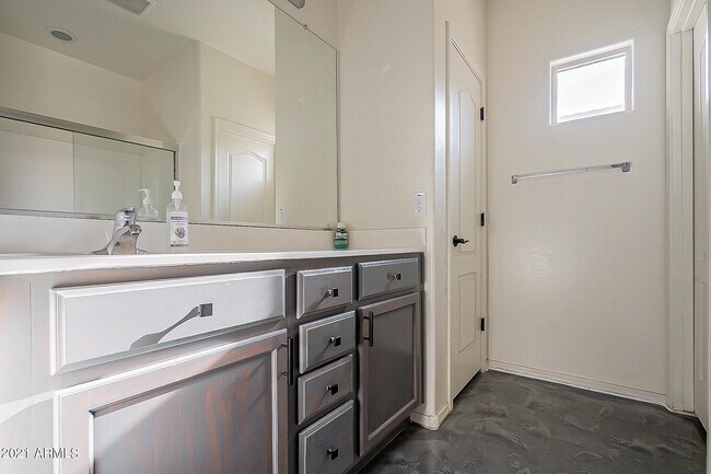 Building Photo - 2669 E Bellerive Dr