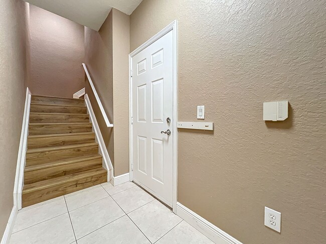 Building Photo - LUXURY 3 Bedroom / 2 Bath Townhome in a ga...