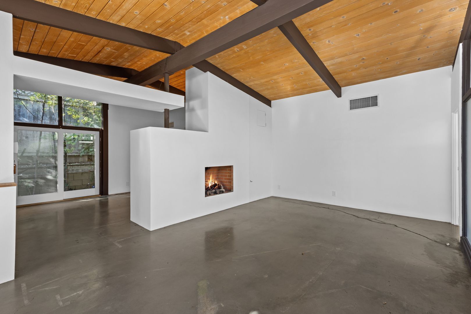 Building Photo - Updated Mid-Century Home in Picturesque Woodland Hills