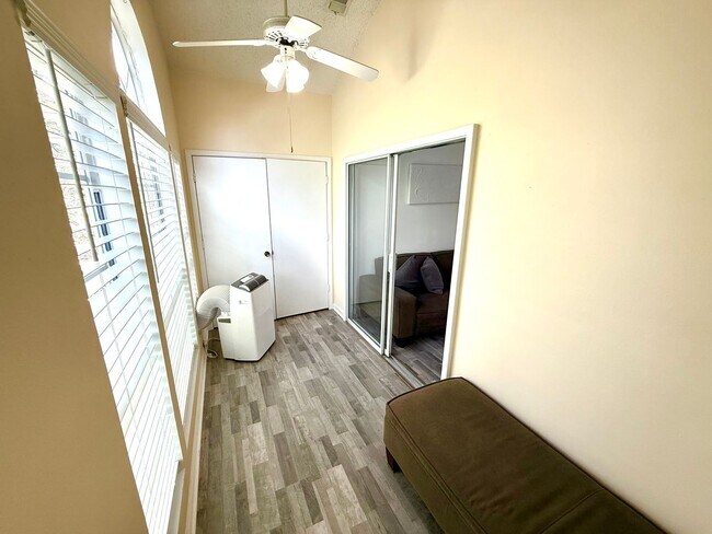 Building Photo - AVAILABLE NOW! 3rd Floor 1 Bedroom / 1 Bat...