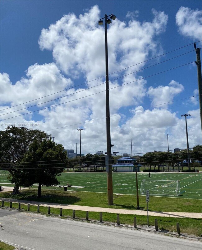 Building Photo - 744 NE 14th Ave