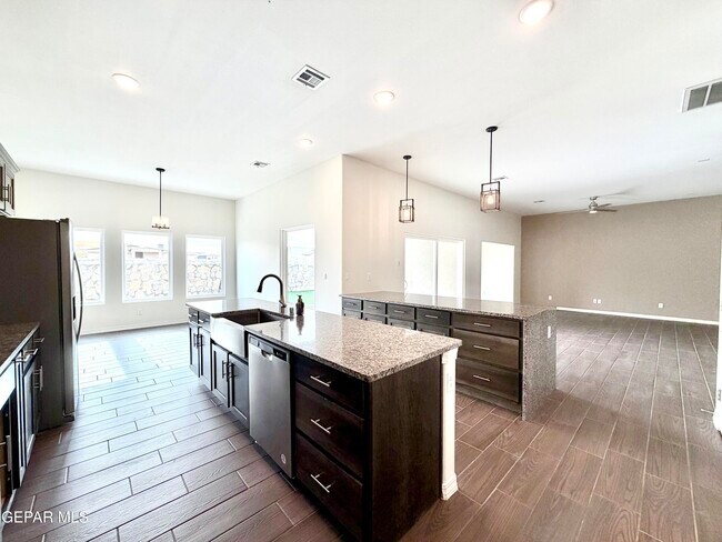 Building Photo - 122 Esther Trl