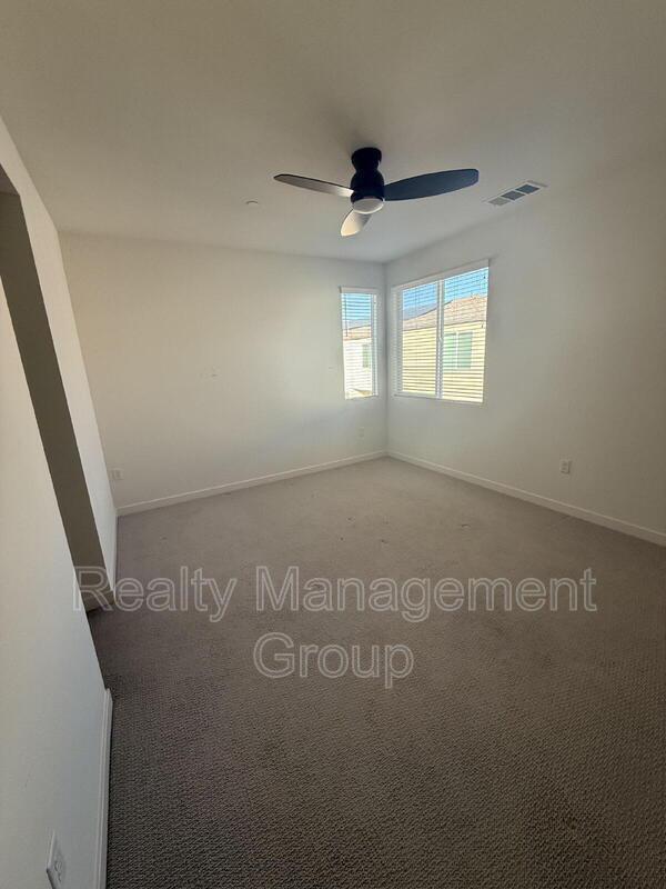 Building Photo - 5480 Shorefront Dr