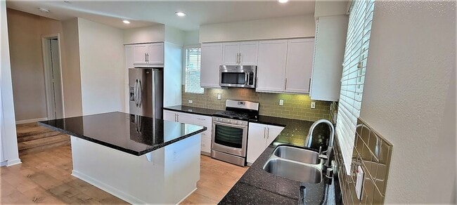 Building Photo - 2 Adelfa St