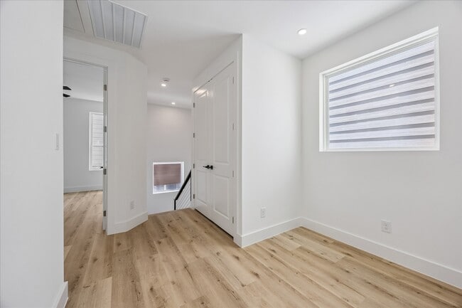 Building Photo - 1034 W 17th St
