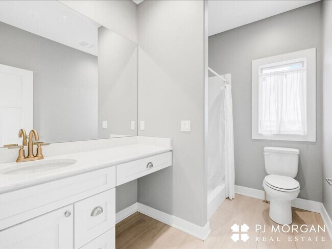 Building Photo - Tucked Away Yet Close to It All-Beautiful Elkhorn Rental has it all!