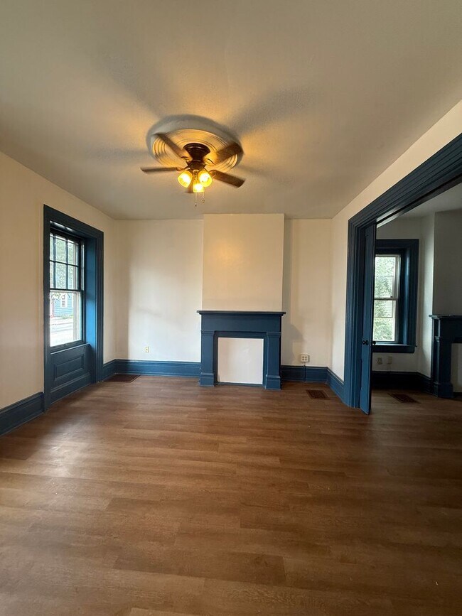 Building Photo - Spacious 6-Bedroom Home for Rent – $2,750/Month + Utilities