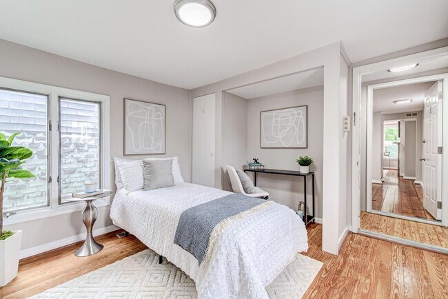 Building Photo - Bright and Newly Updated Apartment in the Heart of Old Town!