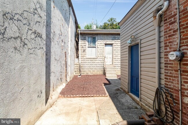 Building Photo - 549 Spruce St