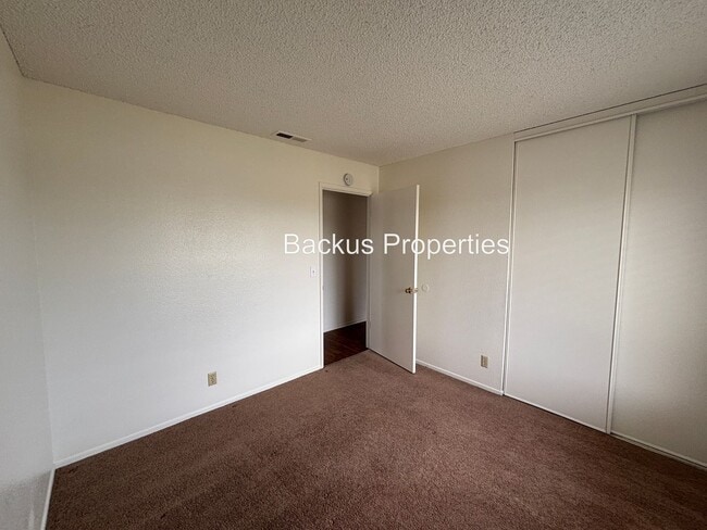 Building Photo - Spacious fenced yard - Three bedroom home ...