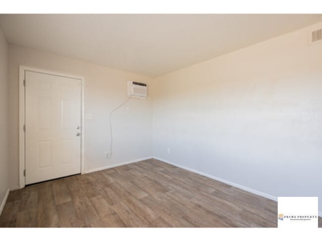 Building Photo - $500 OFF FIRST MONTH'S RENT MOVE IN SPECIA...