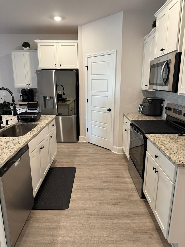 Building Photo - 2058 Hansel Hl Dr