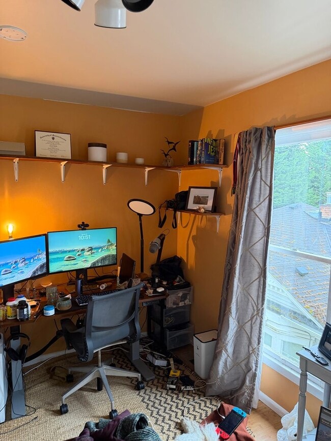 Building Photo - Vintage Duplex in desirable Wallingford Neighborhood!