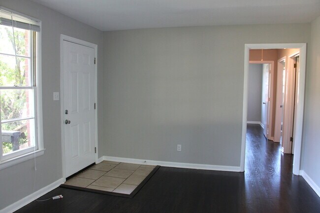 Building Photo - Rivergate Mall!! 3 Bedrooms / 1 Bathroom Renovated!