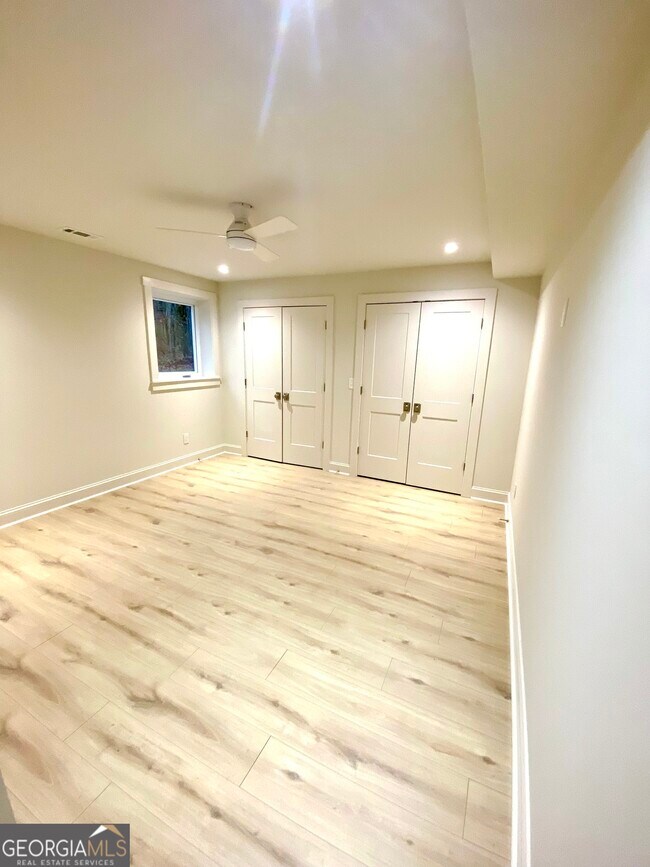 Building Photo - 886 Moore Rd