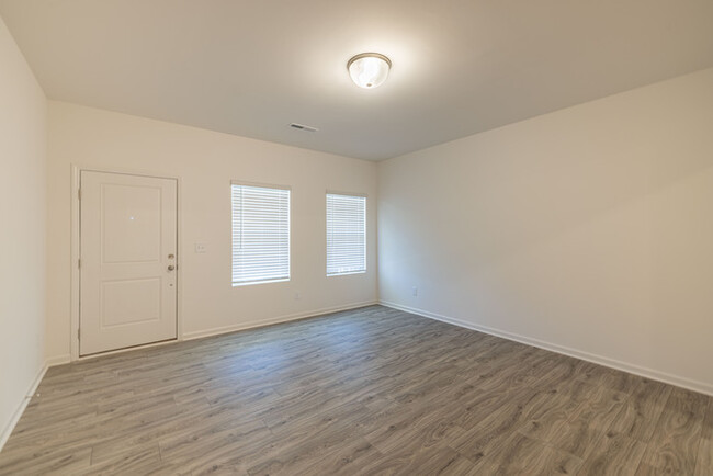 Building Photo - 2 Bedroom Townhome in Lowell (Minutes from...