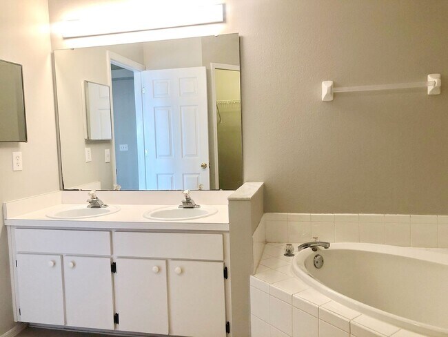 Building Photo - CUTE STARTER HOME with SINGLE GARAGE IN SOUTHEAST ORLANDO