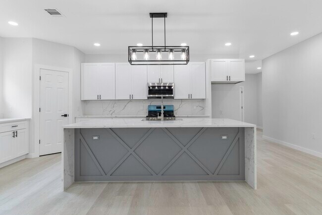 Building Photo - 611 Bridgeview Dr