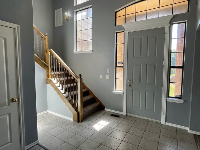 Building Photo - Large 3 Bed 3 Bath Home with an Office in ...