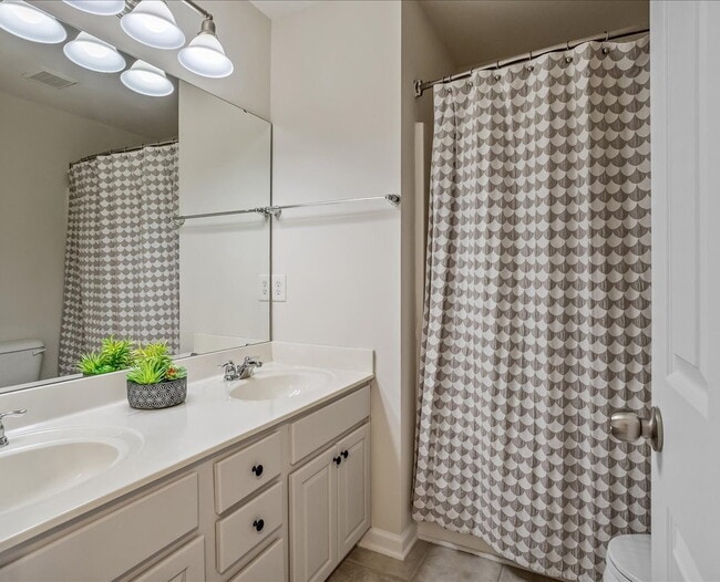 Building Photo - Gorgeous Townhome in Great Raleigh Location!