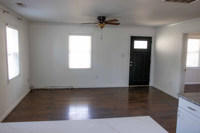 Building Photo - 1721 Glen Curtis Rd
