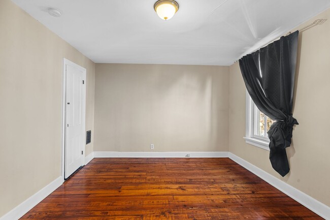 Building Photo - Spacious 4 Bedroom on Cumberland St