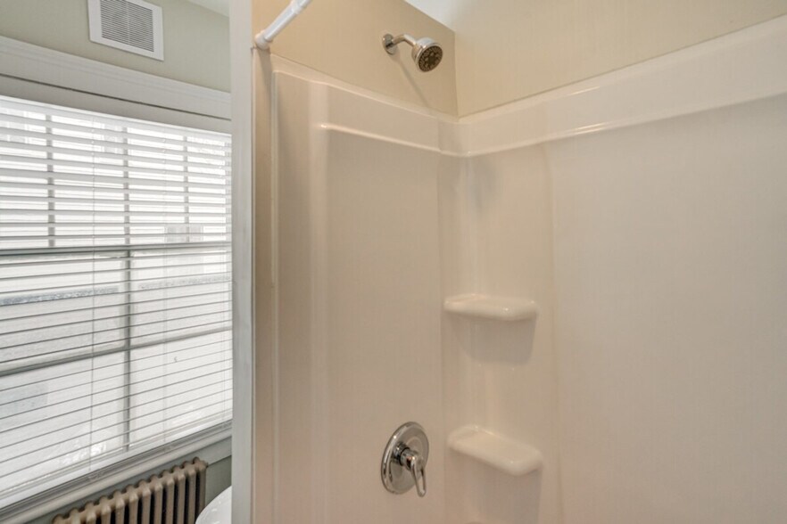 Building Photo - 136 Pomeroy Ave