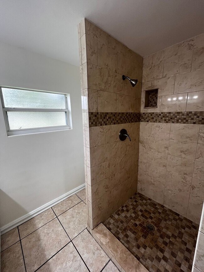 Building Photo - 1017 Hardwick Ave