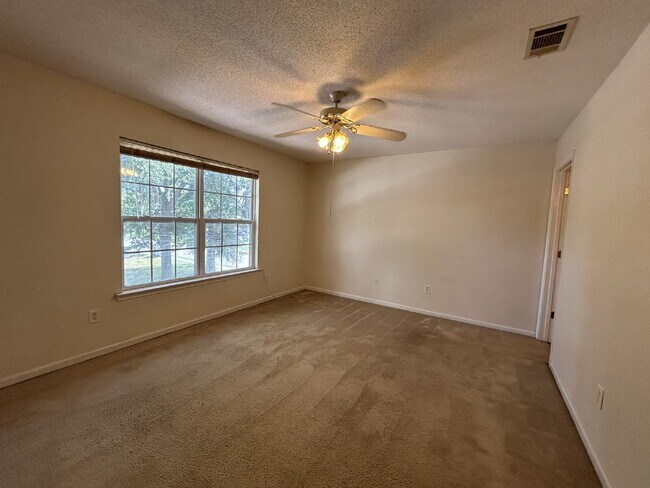 Building Photo - Apartment For Rent