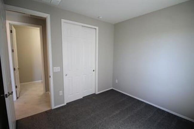 Building Photo - Desirable La Estancia Neighboorhood