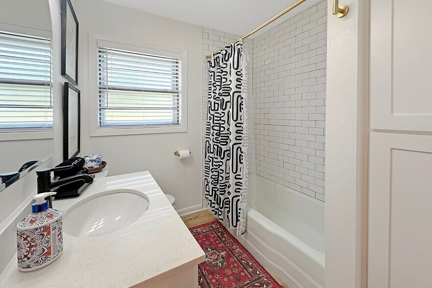 Hall bath - 204 Dianne St