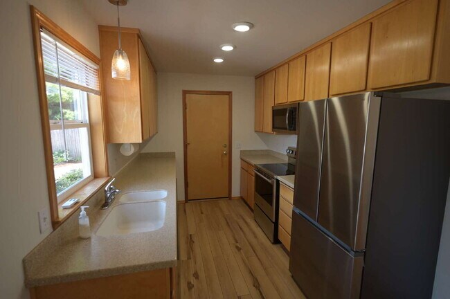 Building Photo - Charming 3 Bed, 2 Bath Home in Summer Bree...