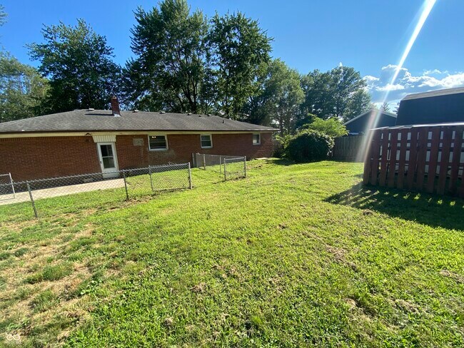Building Photo - 8044 Beechwood Ave