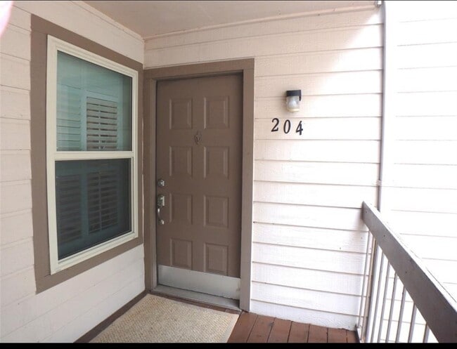 Building Photo - 204 Lakeview Terrace