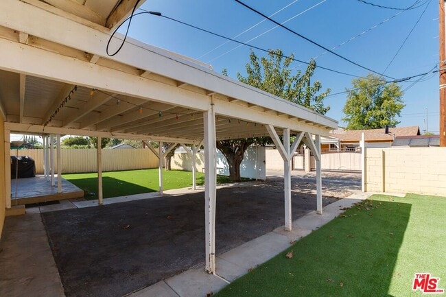 Building Photo - 11257 Collett Ave