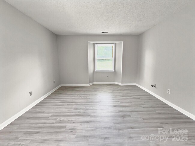 Building Photo - 6131 Meadow Rose Ln