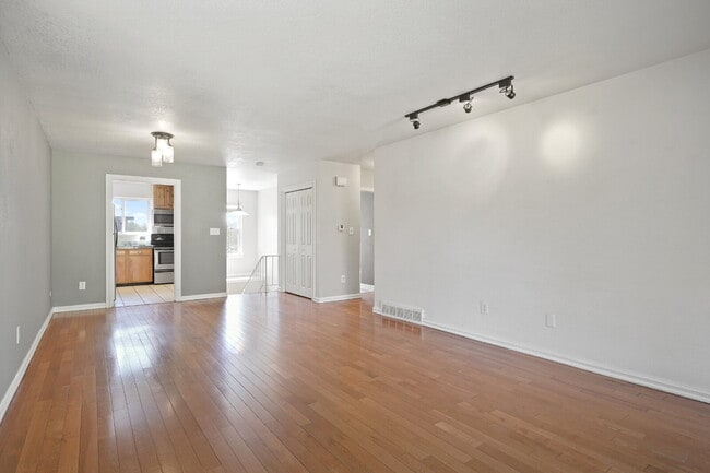 Building Photo - 3 Bedroom Townhome in University Neighborhood