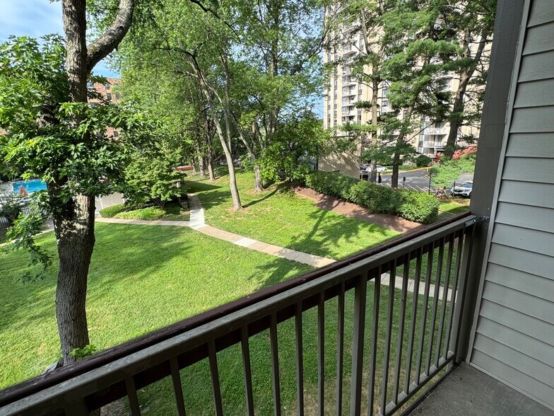 Building Photo - 7420 Lakeview Dr